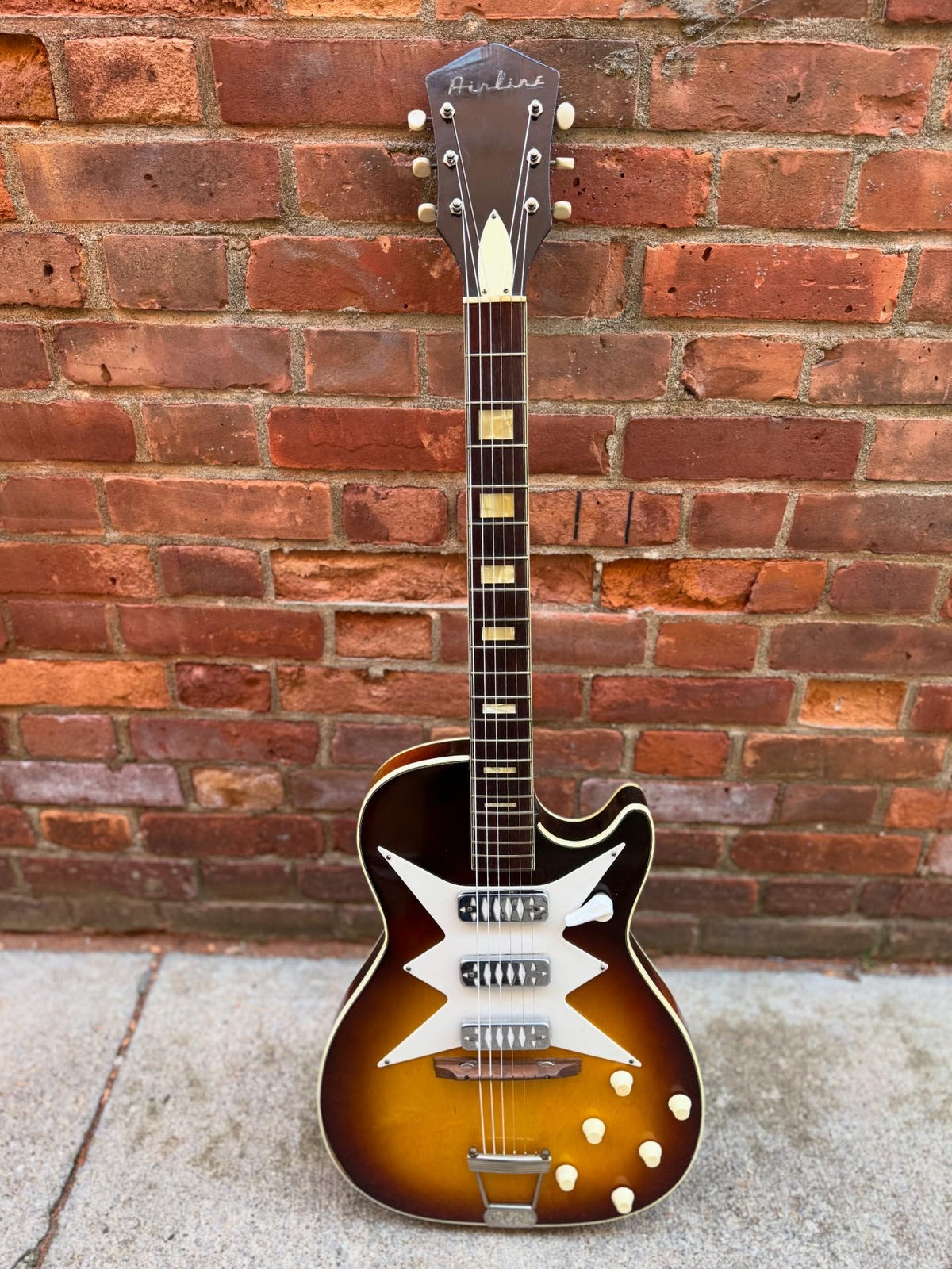 Airline Model 7208 Roy Smeck Stratotone Sunburst - 1963