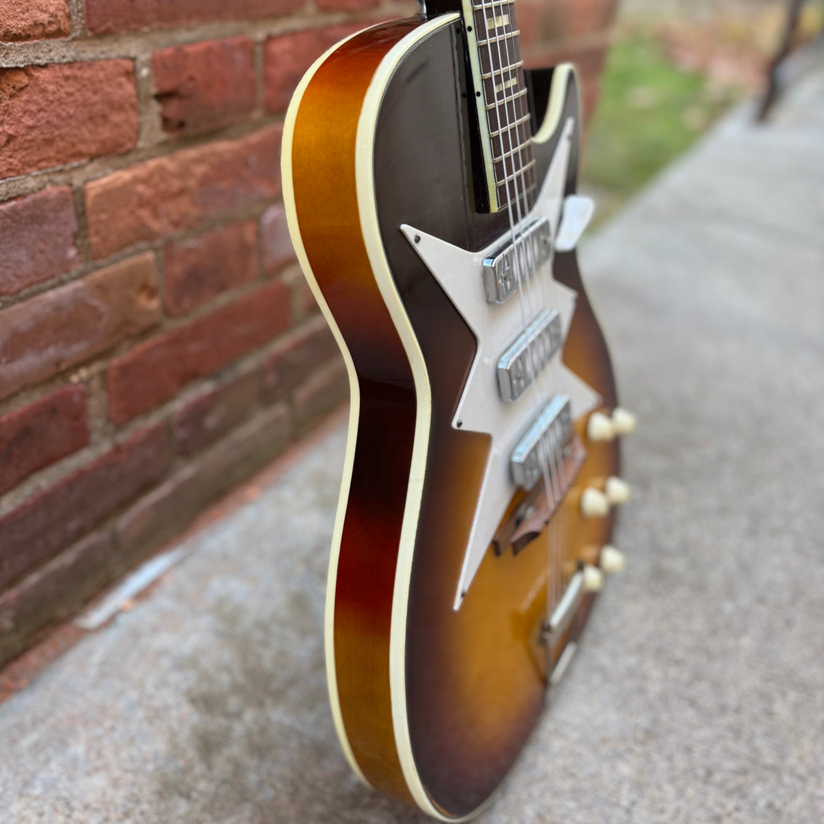 Airline Model 7208 Roy Smeck Stratotone Sunburst - 1963